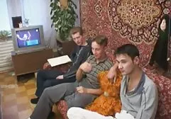 دو دختر که فیلم زنهای سکسی در مغازه می شوند از blowjob